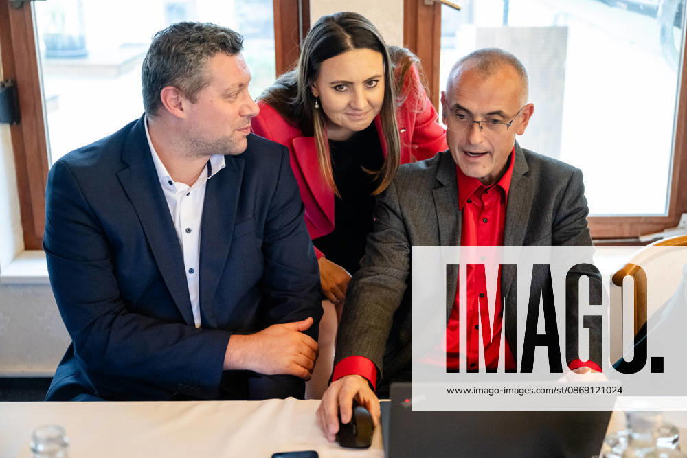 The two-day elections to municipal assemblies ended in the Czech Republic together with the first round of the elections to one-third of the Senate, at 2:00 p.m. on October 10, 2026. On the photo from left: Lukas Fiedler, candidate for mayor of Hradec Kralove, and Jana Hulkova, a candidate for the Senate, at the ANO movement s campaign headquarters in Hradec Kralove. (CTKxPhoto DavidxTanecek) CTKPhotoP2026101004584 CTKPhotoP2026101004584