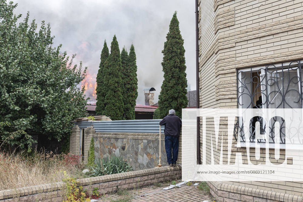 Aftermath of Russian FPV drone attack in Kramatorsk KRAMATORSK, UKRAINE - OCTOBER 10: A local resident looks at a commercial building on fire following the strike of a Russian FPV drone in Kramatorsk, Ukraine, on 10 October 2026 Diego Herrera Carcedo Anadolu Kramatorsk Ukraine. Editorial use only. Please get in touch for any other usage.
