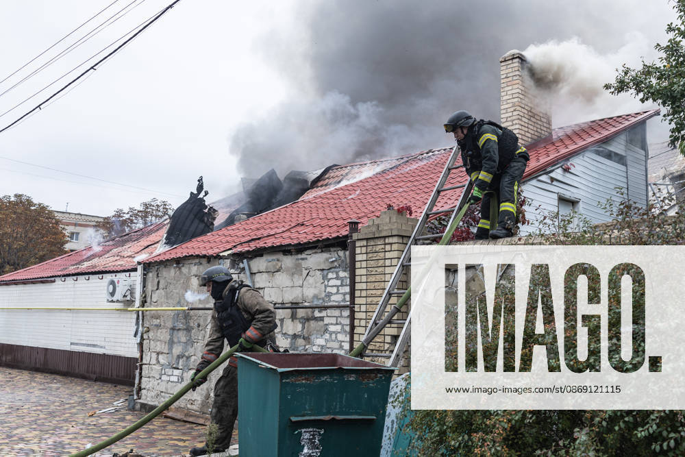 Aftermath of Russian FPV drone attack in Kramatorsk KRAMATORSK, UKRAINE - OCTOBER 10: Ukrainian firefighters put out a fire in a commercial building following a strike by a Russian FPV drone and under threat from further drone attacks, in Kramatrosk, Ukraine, 10 October 2026 Diego Herrera Carcedo Anadolu Kramatorsk Ukraine. Editorial use only. Please get in touch for any other usage.