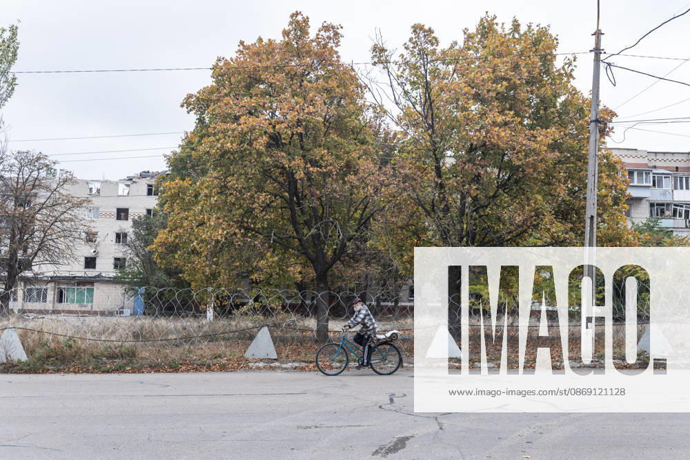 Aftermath of Russian FPV drone attack in Kramatorsk KRAMATORSK, UKRAINE - OCTOBER 10: A local resident cycling along a street under constant threat from Russian FPV drones, in Kramatrosk, Ukraine, 10 October 2026 Diego Herrera Carcedo Anadolu Kramatorsk Ukraine. Editorial use only. Please get in touch for any other usage.