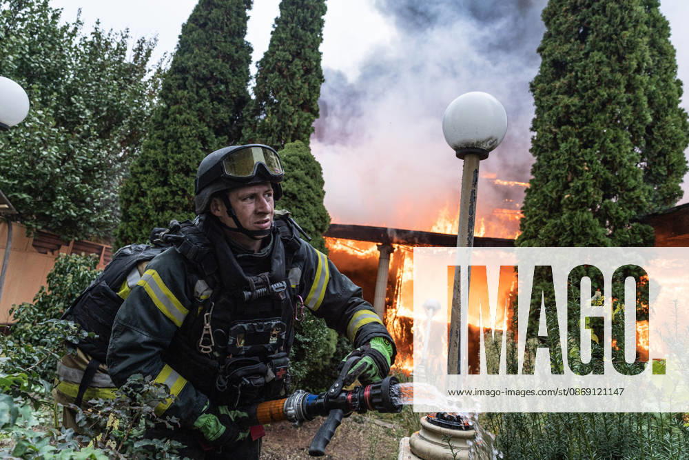 Aftermath of Russian FPV drone attack in Kramatorsk KRAMATORSK, UKRAINE - OCTOBER 10: Ukrainian firefighters put out a fire in a commercial building following a strike by a Russian FPV drone and under threat from further drone attacks, in Kramatrosk, Ukraine, 10 October 2026 Diego Herrera Carcedo Anadolu Kramatorsk Ukraine. Editorial use only. Please get in touch for any other usage.