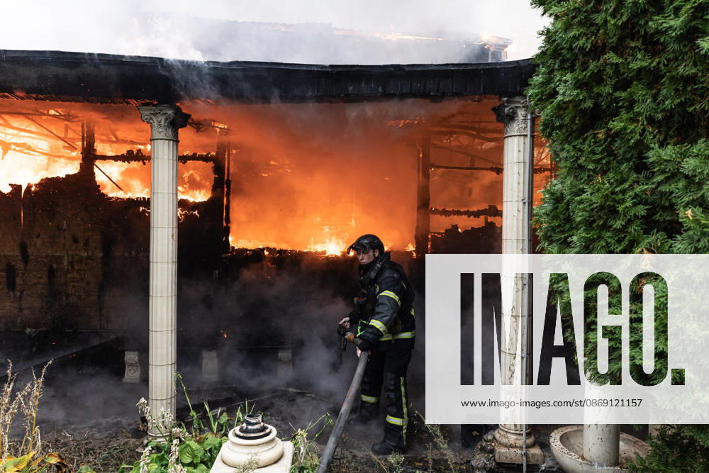 Aftermath of Russian FPV drone attack in Kramatorsk KRAMATORSK, UKRAINE - OCTOBER 10: Ukrainian firefighters put out a fire in a commercial building following a strike by a Russian FPV drone and under threat from further drone attacks, in Kramatrosk, Ukraine, 10 October 2026 Diego Herrera Carcedo Anadolu Kramatorsk Ukraine. Editorial use only. Please get in touch for any other usage.