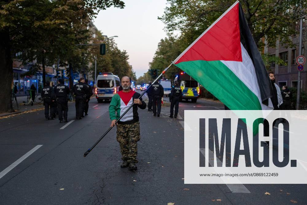 United4Palestine Rally in Berlin BERLIN, GERMANY, OCTOBER 10, 2026: Thousands of demonstrators take part in the United4Palestine rally under the slogan No Peace on Stolen Land in Berlin. Police estimated that around 3,500 people participated in the demonstration, which took place amid extensive security measures and a large police presence. Pro-Israeli counter-protests were also held nearby, with participants expressing opposing views on the Israeli-Palestinian conflict. Berlin Berlin Germany