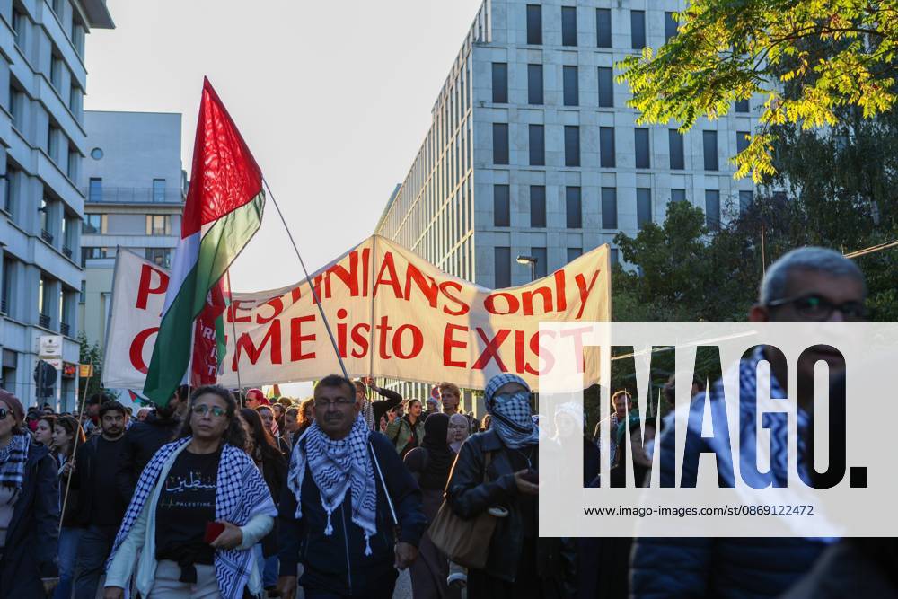 United4Palestine Rally in Berlin BERLIN, GERMANY, OCTOBER 10, 2026: Thousands of demonstrators take part in the United4Palestine rally under the slogan No Peace on Stolen Land? in Berlin. Police estimated that around 3,500 people participated in the demonstration, which took place amid extensive security measures and a large police presence. Pro-Israeli counter-protests were also held nearby, with participants expressing opposing views on the Israeli-Palestinian conflict. Berlin Berlin Germany