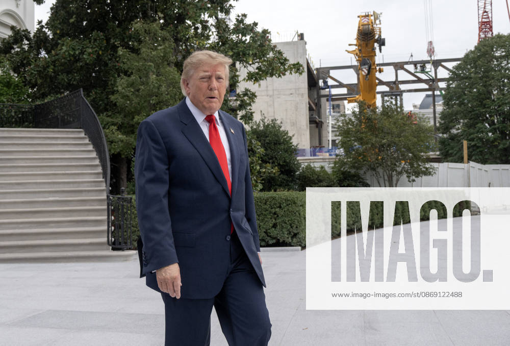 DC: Trump Departs for Clarksville, TN United States President Donald J Trump walks past the ballroom construction as he departs the South Lawn of the White House in Washington, DC, USA, en route Clarksville, Tennessee on Saturday, October 10, 2026. The President will participate in a campaign rally for Tennessee Republican candidates on the ballot in November. Credit: Ron Sachs Pool via CNP Washington District of Columbia United States