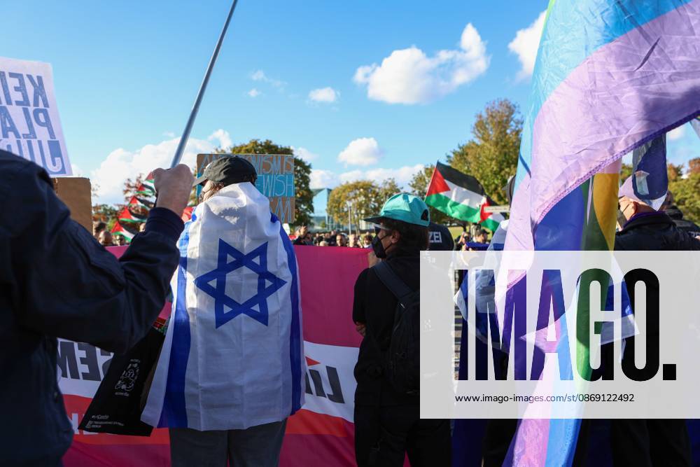 United4Palestine Rally in Berlin BERLIN, GERMANY, OCTOBER 10, 2026: Thousands of demonstrators take part in the United4Palestine rally under the slogan No Peace on Stolen Land in Berlin. Police estimated that around 3,500 people participated in the demonstration, which took place amid extensive security measures and a large police presence. Pro-Israeli counter-protests were also held nearby, with participants expressing opposing views on the Israeli-Palestinian conflict. Berlin Berlin Germany