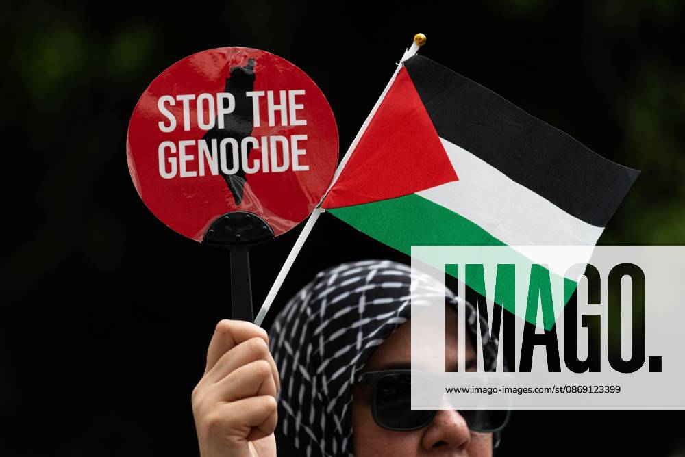 BANGKOK, THAILAND †OCTOBER 10, 2026: Pro-Palestine protesters and activists gather outside the Israeli Embassy in Bangkok to demand a permanent ceasefire in Gaza and express solidarity with the Palestinian people. The demonstration highlights calls for an end to hostilities in Gaza and continued international attention to the humanitarian situation affecting Palestinians. Protesters gathered outside the diplomatic mission to voice their demands and show support for Palestinians amid the ongoing conflict. The demonstration forms part of international solidarity actions calling for a ceasefire and greater protection for civilians in Gaza. Bangkok Thailand - ZUMAq101 20261010_zna_q101_156