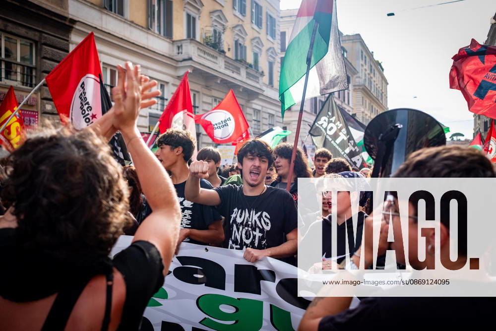 Thousands of people take to the streets of the capital to march in solidarity with Gaza and the Palestinians, and to call for the unblocking of humanitarian aid entering the Strip. Rome Italy - ZUMAg256 20261010_znp_g256_012