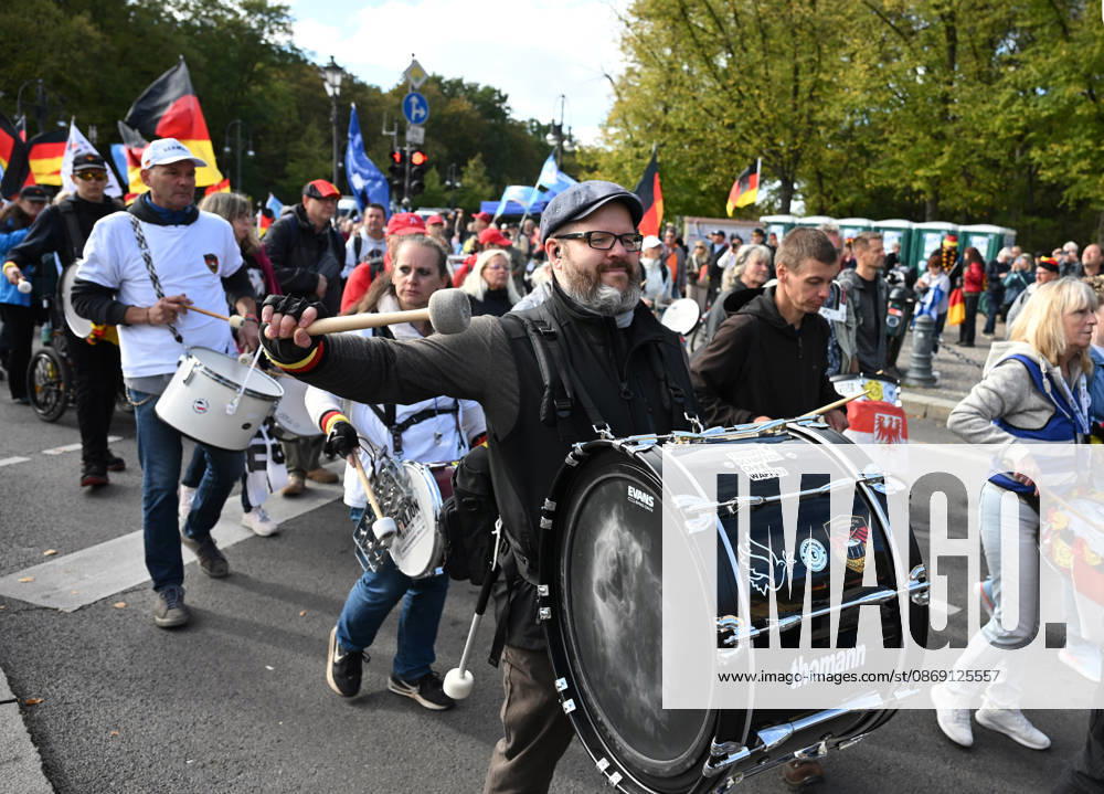 Rally of Projekt M1llion in Berlin BERLIN, GERMANY - OCTOBER 10: People take part in the Projekt M1llion anti-government protest in Berlin, Germany, on October 10, 2026. Volodymyr Sindieiev Anadolu Berlin Germany. Editorial use only. Please get in touch for any other usage.