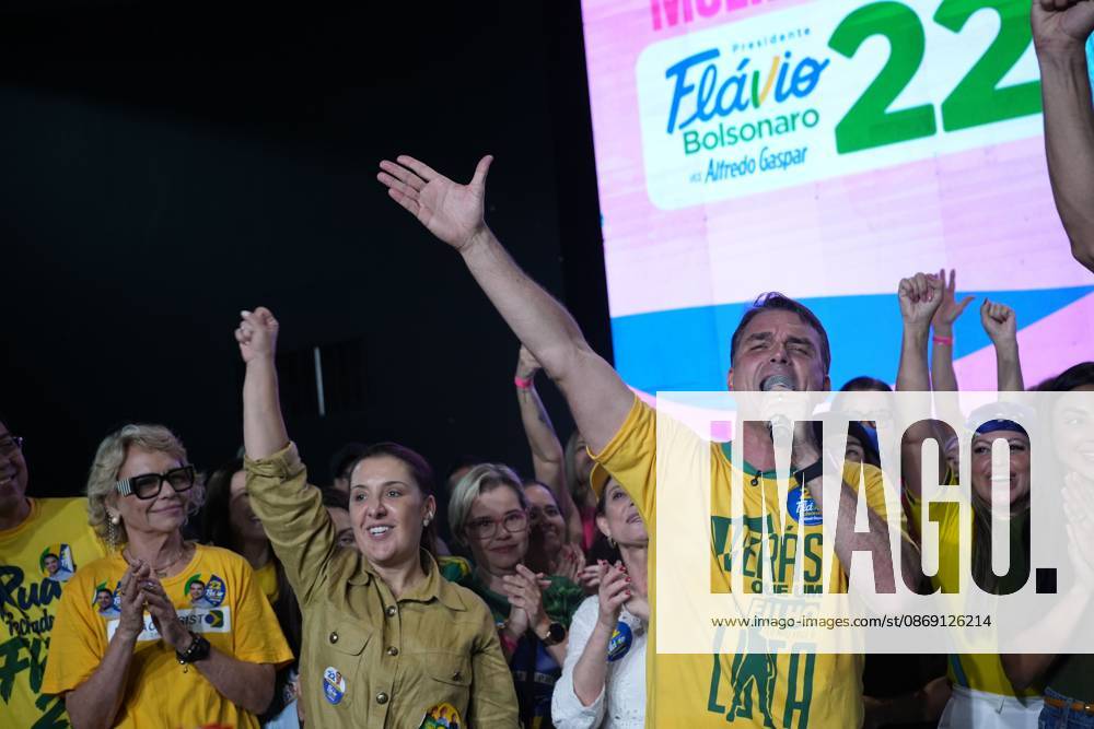 Flavio Bolsonaro meets female supporters in Rio RIO DE JANEIRO, BRAZIL, OCTOBER 10, 2026: Brazilian presidential candidate Flavio Bolsonaro addresses female supporters during a campaign event in Rio de Janeiro ahead of the October 25 presidential runoff election against incumbent President Luiz Inacio Lula da Silva. Bolsonaro met with women leaders and supporters to discuss women s participation in politics, family support and social inclusion policies, including assistance for mothers and families of children with special needs. The event formed part of his campaign efforts to mobilize voters ahead of the second round. Rio de Janeiro Brazil