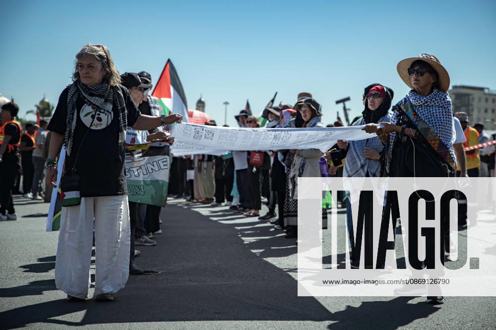 Pro-Palestine Global Mass March in Cape Town Pro-Palestinian demostrators carry a twenty metre shroud bearing the names of over 20,000 palestinian children killed in Gaza towards the Cape Town CBD, South Africa on 10 October 2026. Thousands of people marched through central Cape Town as part of a coordinated Global Day of Action for Palestine. More than 200 organisations mobilised demonstrations across at least 60 countries and 250 locations, marking three years since the start of Israels military campaign in Gaza. Cape Town was the centre of the African leg, with 32 actions across 10 countries. Cape Town South Africa