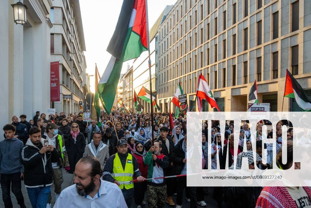 BERLIN, GERMANY, OCTOBER 10, 2026: Thousands of pro-Palestinian demonstrators march through central Berlin during the United4Palestine rally under the slogan No Peace on Stolen Land. Protesters called for an end to the Israeli occupation of Palestinian territories and demanded that Germany end its political and military support for Israel. Organizers estimated attendance at 20,000 people, while Berlin police reported approximately 3,500 participants. Smaller pro-Israel counter-demonstrations were also held in the German capital amid a significant police presence. Berlin Germany - ZUMAq101 20261010_zna_q101_367