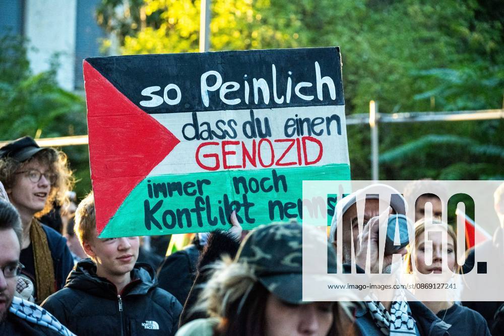 BERLIN, GERMANY, OCTOBER 10, 2026: Thousands of pro-Palestinian demonstrators march through central Berlin during the United4Palestine rally under the slogan No Peace on Stolen Land. Protesters called for an end to the Israeli occupation of Palestinian territories and demanded that Germany end its political and military support for Israel. Organizers estimated attendance at 20,000 people, while Berlin police reported approximately 3,500 participants. Smaller pro-Israel counter-demonstrations were also held in the German capital amid a significant police presence. Berlin Germany - ZUMAq101 20261010_zna_q101_368
