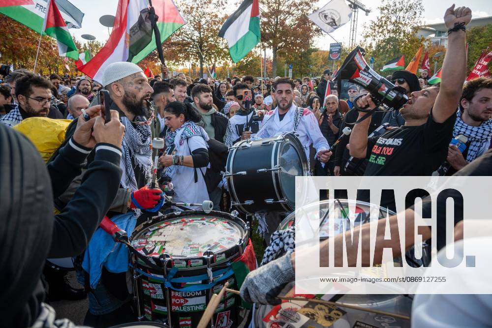 BERLIN, GERMANY, OCTOBER 10, 2026: Thousands of pro-Palestinian demonstrators march through central Berlin during the United4Palestine rally under the slogan No Peace on Stolen Land. Protesters called for an end to the Israeli occupation of Palestinian territories and demanded that Germany end its political and military support for Israel. Organizers estimated attendance at 20,000 people, while Berlin police reported approximately 3,500 participants. Smaller pro-Israel counter-demonstrations were also held in the German capital amid a significant police presence. Berlin Germany - ZUMAq101 20261010_zna_q101_371