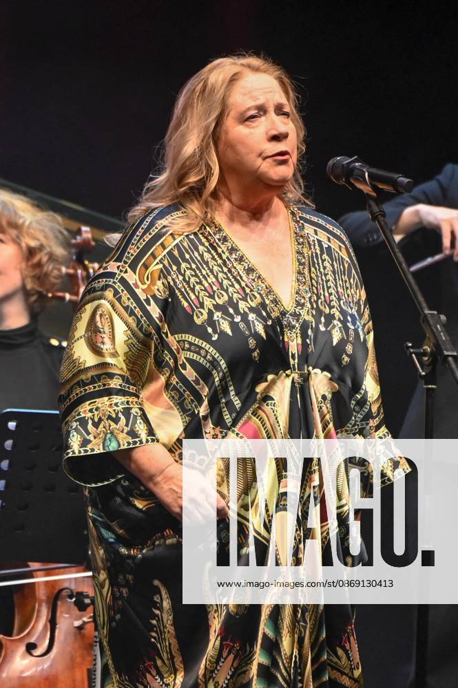 ABB HOPEGALA Cathy Kelly performs on stage at the Hope Gala 2026 at the Schauspielhaus Dresden on October 10, 2026, in Dresden, Saxony, Germany