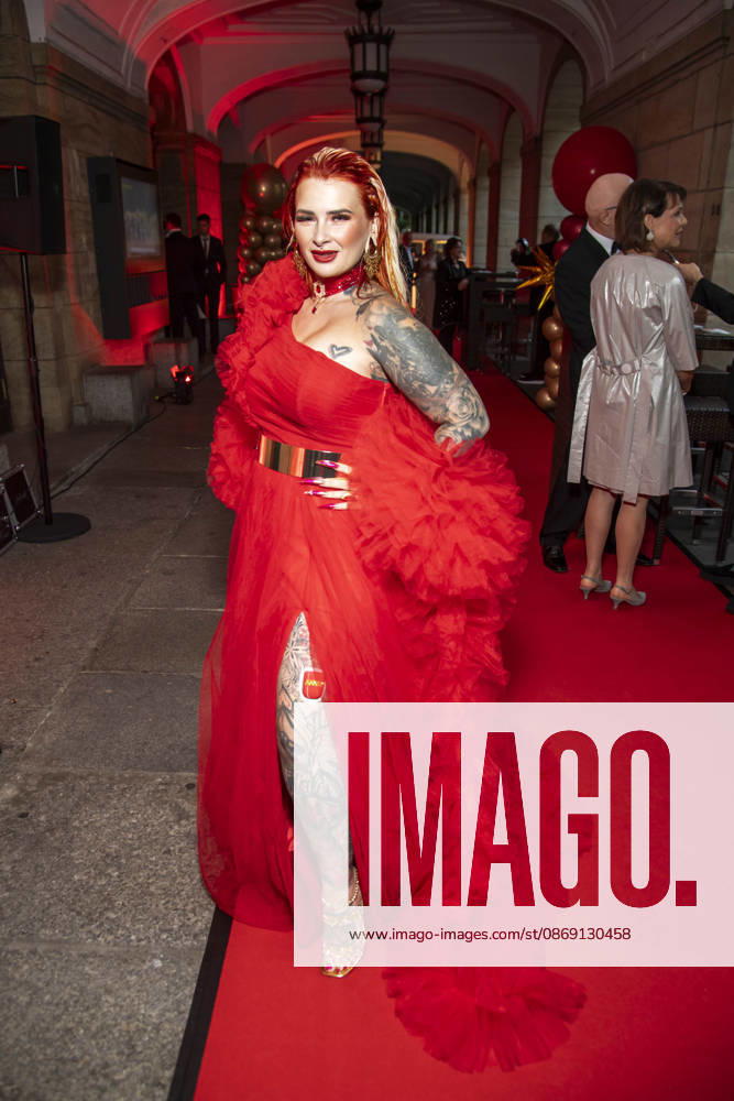 ABB HOPEGALA: Lyn Kuestner walks the red carpet at the 2026 Hope Gala at the Schauspielhaus Dresden on October 10, 2026, in Dresden, Saxony, Germany