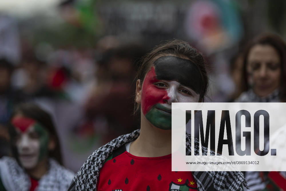 Persons demonstrate in solidarity with the Palestinian people in Santiago de Chile, on October 10, 2026. On the global day of action for Palestine. Santiago Chile