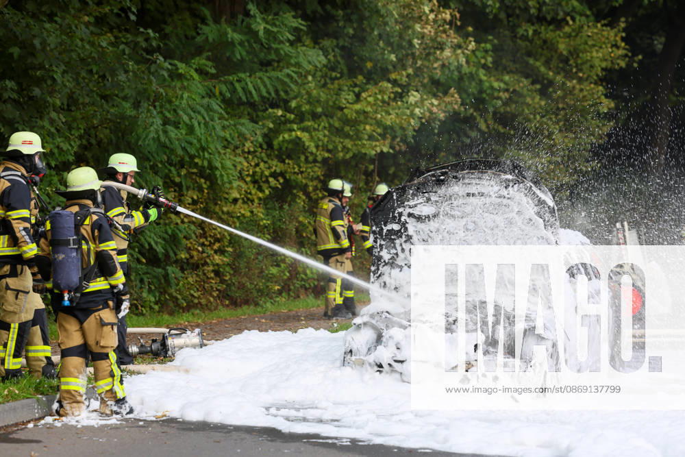 PKW brannte - auslaufender Kraftstoff brannte auf allen Fahrspuren Eine große Rauchsäule wies den Feuerwehrleuten am Samstagnachmittag gegen 16:20 Uhr bereits den Weg zum Brandort. Auf der Straße Frankfurter Damm war ein Mercedes PKW in Richtung Wald fahrend, plötzlich in Flammen aufgegangen. Andere Autofahrer hatten den Pkw-Fahrer durch Hupen auf einen Entstehungsbrand am Fahrzeug hingewiesen. Kurz nachdem der junge Mann den PKW zum Stillstand gebracht hatte riss offenbar eine Kraftstoffleitung und brennender Kraftstoff lief die Straße entlang. Als die Einsatzkräfte der Solinger Feuerwehr eintrafen, brannte es bereits großflächig auf beiden Fahrspuren. Unverzüglich wurde eine Brandbekämpfung eingeleitet, hierbei unterstützten