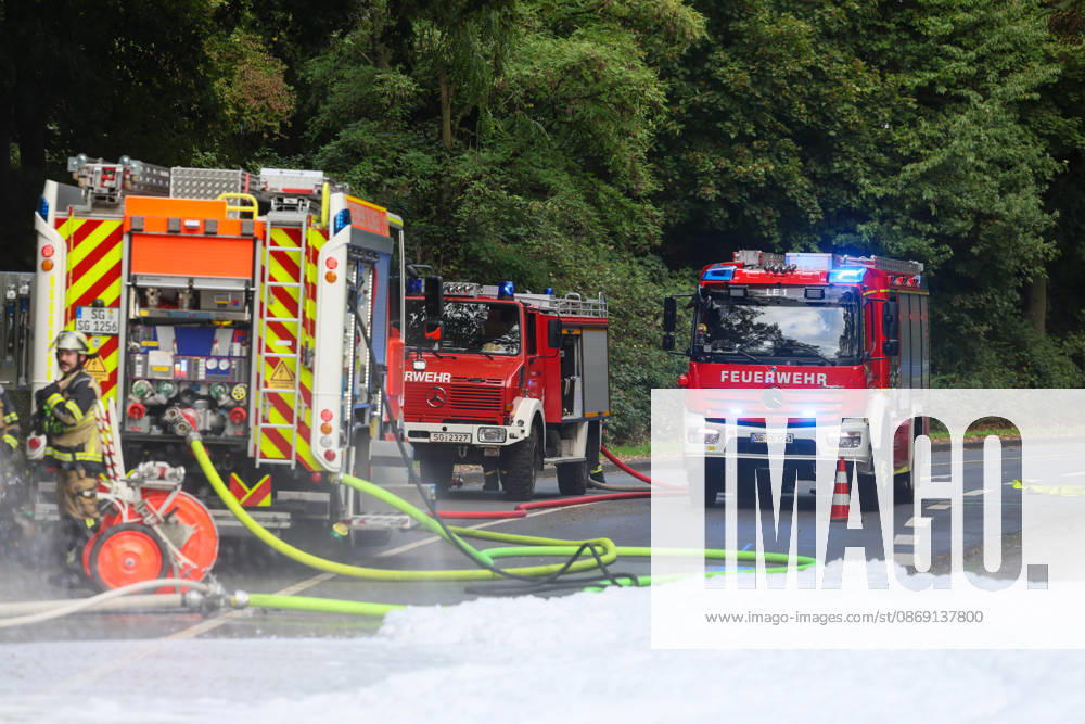 PKW brannte - auslaufender Kraftstoff brannte auf allen Fahrspuren Eine große Rauchsäule wies den Feuerwehrleuten am Samstagnachmittag gegen 16:20 Uhr bereits den Weg zum Brandort. Auf der Straße Frankfurter Damm war ein Mercedes PKW in Richtung Wald fahrend, plötzlich in Flammen aufgegangen. Andere Autofahrer hatten den Pkw-Fahrer durch Hupen auf einen Entstehungsbrand am Fahrzeug hingewiesen. Kurz nachdem der junge Mann den PKW zum Stillstand gebracht hatte riss offenbar eine Kraftstoffleitung und brennender Kraftstoff lief die Straße entlang. Als die Einsatzkräfte der Solinger Feuerwehr eintrafen, brannte es bereits großflächig auf beiden Fahrspuren. Unverzüglich wurde eine Brandbekämpfung eingeleitet, hierbei unterstützten