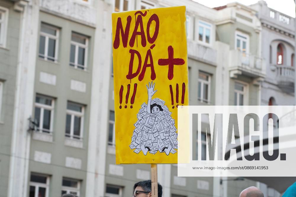 Protest against cost of living measures in Portugal. Porto (Portugal), October 10, 2026 - Protest Politics Housing - Catarina Martins, Member of the European Parliament, to which she was elected in July 2024 by the Left Bloc. During an event with hundreds of people who gathered to protest in Praca de D. Joao I in Porto, demonstrators demanded measures to address the cost of living and the housing crisis, this Saturday, October 10, 2026.(Foto: Andre Ribeiro Thenews2 imago images) Protest against cost of living measures in Portugal.