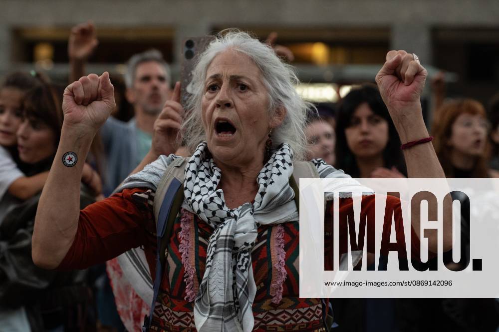 Protest against cost of living measures in Portugal. Porto (Portugal), October 10, 2026 - Protest Politics Housing - Catarina Martins, Member of the European Parliament, to which she was elected in July 2024 by the Left Bloc. During an event with hundreds of people who gathered to protest in Praca de D. Joao I in Porto, demonstrators demanded measures to address the cost of living and the housing crisis, this Saturday, October 10, 2026.(Foto: Andre Ribeiro Thenews2 imago images) Protest against cost of living measures in Portugal.
