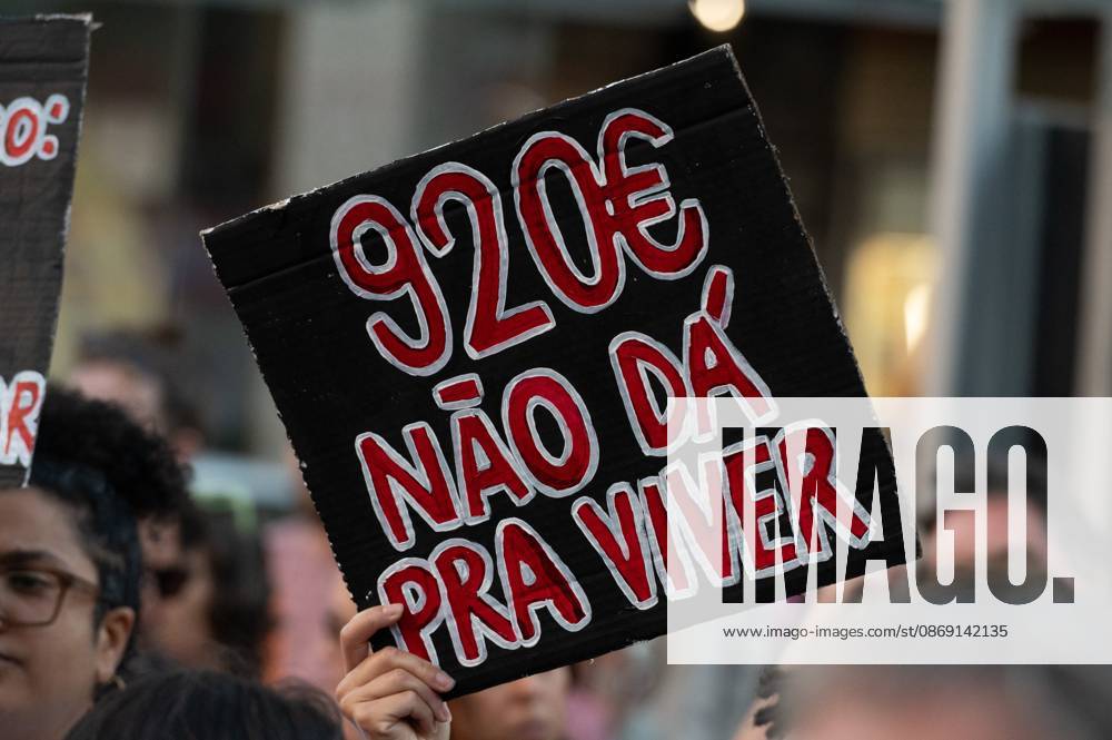 Protest against cost of living measures in Portugal. Porto (Portugal), October 10, 2026 - Protest Politics Housing - Catarina Martins, Member of the European Parliament, to which she was elected in July 2024 by the Left Bloc. During an event with hundreds of people who gathered to protest in Praca de D. Joao I in Porto, demonstrators demanded measures to address the cost of living and the housing crisis, this Saturday, October 10, 2026.(Foto: Andre Ribeiro Thenews2 imago images) Protest against cost of living measures in Portugal.