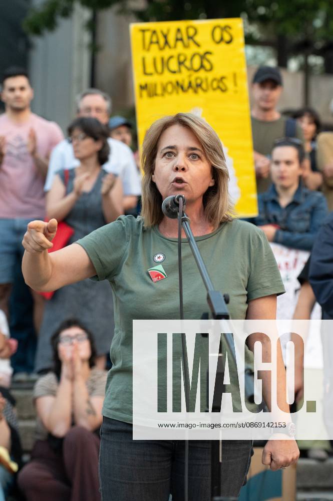 Protest against cost of living measures in Portugal. Porto (Portugal), October 10, 2026 - Protest Politics Housing - Catarina Martins, Member of the European Parliament, to which she was elected in July 2024 by the Left Bloc. During an event with hundreds of people who gathered to protest in Praca de D. Joao I in Porto, demonstrators demanded measures to address the cost of living and the housing crisis, this Saturday, October 10, 2026.(Foto: Andre Ribeiro Thenews2 imago images) Protest against cost of living measures in Portugal.