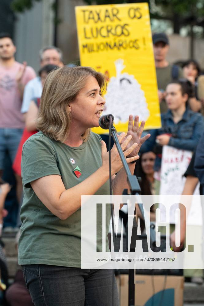 Protest against cost of living measures in Portugal. Porto (Portugal), October 10, 2026 - Protest Politics Housing - Catarina Martins, Member of the European Parliament, to which she was elected in July 2024 by the Left Bloc. During an event with hundreds of people who gathered to protest in Praca de D. Joao I in Porto, demonstrators demanded measures to address the cost of living and the housing crisis, this Saturday, October 10, 2026.(Foto: Andre Ribeiro Thenews2 imago images) Protest against cost of living measures in Portugal.