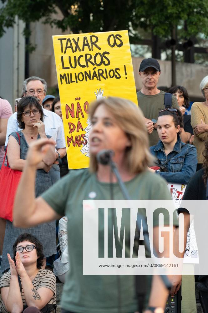 Protest against cost of living measures in Portugal. Porto (Portugal), October 10, 2026 - Protest Politics Housing - Catarina Martins, Member of the European Parliament, to which she was elected in July 2024 by the Left Bloc. During an event with hundreds of people who gathered to protest in Praca de D. Joao I in Porto, demonstrators demanded measures to address the cost of living and the housing crisis, this Saturday, October 10, 2026.(Foto: Andre Ribeiro Thenews2 imago images) Protest against cost of living measures in Portugal.