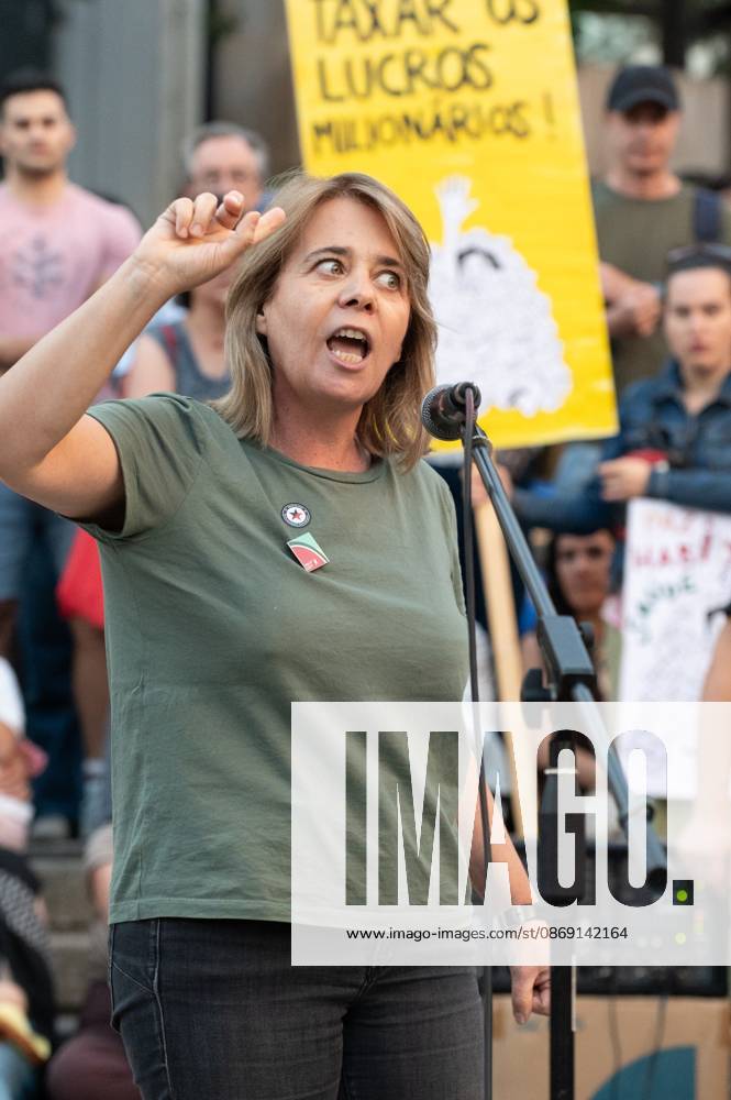Protest against cost of living measures in Portugal. Porto (Portugal), October 10, 2026 - Protest Politics Housing - Catarina Martins, Member of the European Parliament, to which she was elected in July 2024 by the Left Bloc. During an event with hundreds of people who gathered to protest in Praca de D. Joao I in Porto, demonstrators demanded measures to address the cost of living and the housing crisis, this Saturday, October 10, 2026.(Foto: Andre Ribeiro Thenews2 imago images) Protest against cost of living measures in Portugal.