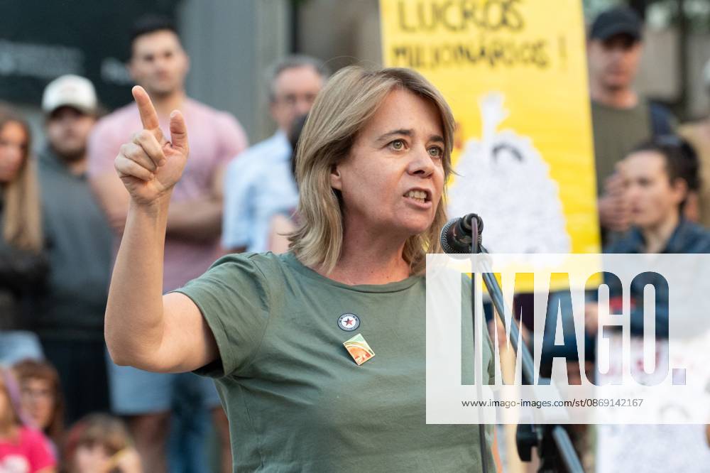 Protest against cost of living measures in Portugal. Porto (Portugal), October 10, 2026 - Protest Politics Housing - Catarina Martins, Member of the European Parliament, to which she was elected in July 2024 by the Left Bloc. During an event with hundreds of people who gathered to protest in Praca de D. Joao I in Porto, demonstrators demanded measures to address the cost of living and the housing crisis, this Saturday, October 10, 2026.(Foto: Andre Ribeiro Thenews2 imago images) Protest against cost of living measures in Portugal.