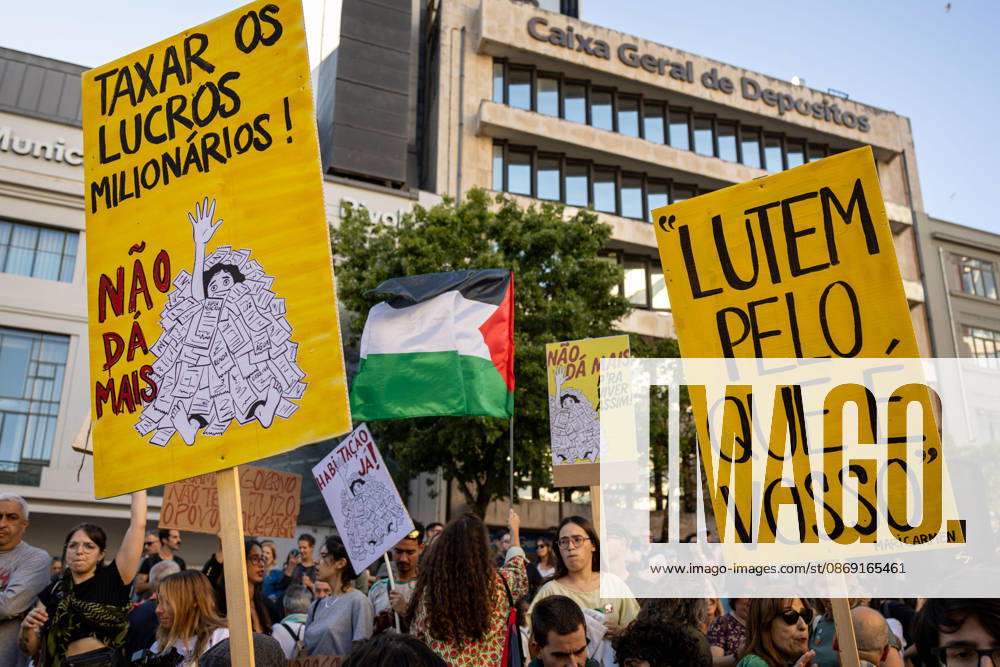 Palestine Solidarity March in Porto - 10 Oct 2026 Protesters hold placards during the demonstration. Hundreds of demonstrators gathered in Porto for a Palestine solidarity march calling for an end to the war in Gaza and support for Palestinian rights. The march began at Praça dos Poveiros and concluded at Praça D. João I. Porto Portugal