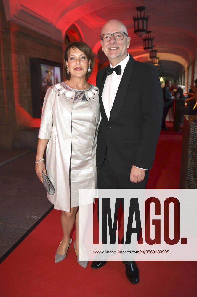 Janina Hartwig and Alexander Putz at the 18 Hope Gala 2026 at the Schauspielhaus Dresden, October 10, 2026 Foto:xM.xFischerx xFuturexImagex hope_6022