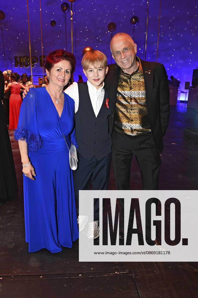 Viola Klein, Bjarne, and a guest at the 18th Hope Gala 2026 at the Schauspielhaus Dresden, October 10, 2026 Foto:xM.xFischerx xFuturexImagex hope_6122