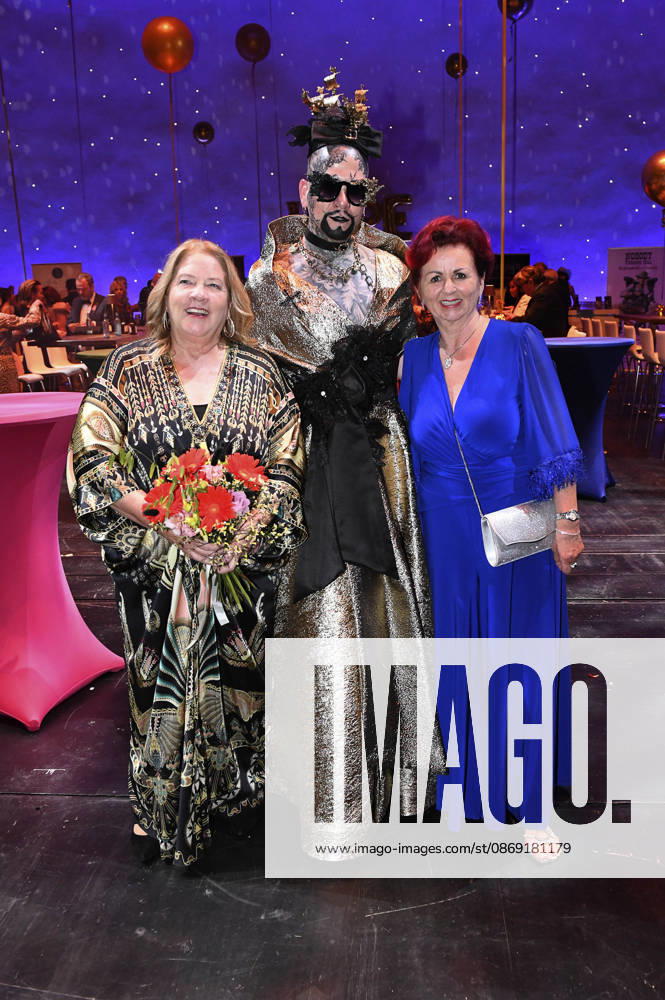 Kathy Kelly, a guest, and Viola Klein at the 18th Hope Gala 2026 at the Schauspielhaus Dresden, October 10, 2026 Foto:xM.xFischerx xFuturexImagex hope_6123