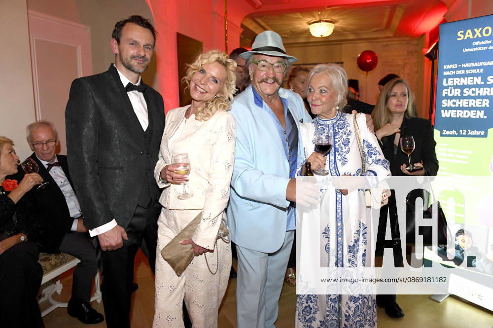 David Böthig, Victoria Herrmann, Karl Heinz Bellmann, and Dorit Gäbler at the 18th Hope Gala 2026 at the Schauspielhaus Dresden, October 10, 2026 Foto:xM.xFischerx xFuturexImagex hope_6126