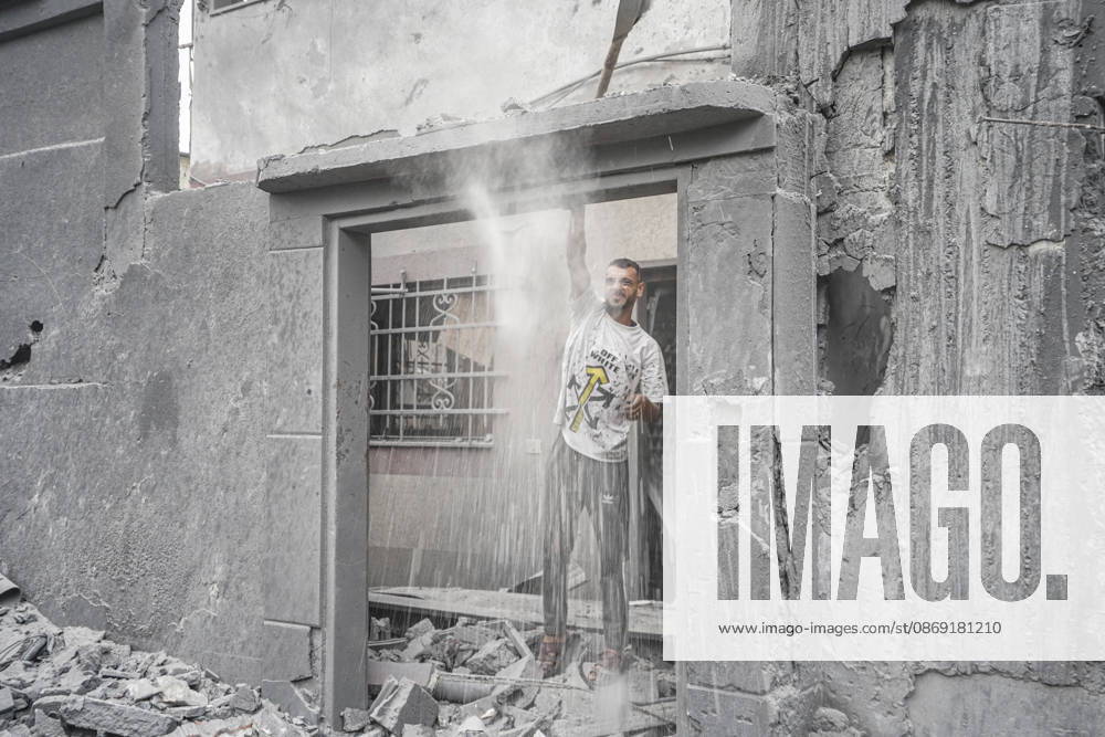 Israeli attack on Az-Zawayda area in Gaza DEIR AL-BALAH, GAZA, PALESTINE - OCTOBER 11: A man stands in the doorway of a damaged building as dust falls around him following an Israeli airstrike targeting a building belonging to the Buheysi family in the town of Az-Zawayda, near Deir al-Balah in the central Gaza Strip, on October 11, 2026. Israeli forces carried out the strike despite the ceasefire, destroying the targeted building and damaging surrounding structures. Adam Bilal Anadolu Deir Al-Balah Gaza. Editorial use only. Please get in touch for any other usage.