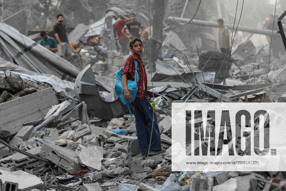 Israeli attack on Az-Zawayda area in Gaza DEIR AL-BALAH, GAZA, PALESTINE - OCTOBER 11: A Palestinian girl stands amid the rubble of destroyed buildings following an Israeli airstrike targeting a building belonging to the Buheysi family in the town of Az-Zawayda, near Deir al-Balah in the central Gaza Strip, on October 11, 2026. Israeli forces carried out the strike despite the ceasefire, destroying the targeted building and damaging surrounding structures. Adam Bilal Anadolu Deir Al-Balah Gaza. Editorial use only. Please get in touch for any other usage.