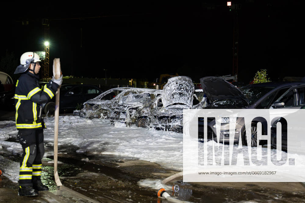 Drei Autos in Vollbrand Polizei ermittelt wegen Brandstiftung Seitenscheiben eingeworfen Am 11.10.2026 brannten gegen 00:20 Uhr in der Kapellenstraße im Rödermarker Stadtteil Ober-Roden auf einem privaten Schotterparkplatz drei Pkw in Vollbrand. Die Feuerwehr Rödermark Ober-Roden löschte die Fahrzeuge mit Schaum, von ihnen blieb laut Polizei nur das Chassis erkennbar. Ein Übergreifen auf die Pkw links und rechts wurde verhindert, vor Ort waren 14 Einsatzkräfte der Feuerwehr und 2 Beamte der Polizei. Bei weiteren abgestellten Pkw waren die Seitenscheiben augenscheinlich eingeworfen worden, die Polizei ermittelt wegen Vandalismus und Brandstiftung. Der Gesamtschaden wird auf etwa 15.000 Euro geschätzt. Rödermark Ober-Roden Hes