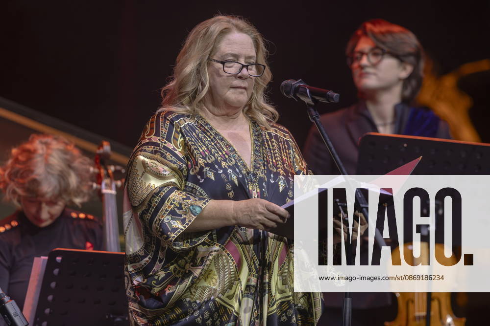 Performance by Kathy Kelly Camerata Musikus with Milko Kersten during the 18th HOPE Gala at the Schauspielhaus Dresden. The HOPE Gala Dresden is a benefit event that supports the HOPE Cape Town children’s project in South Africa in its commitment to the health, development, and education of children and young adults in the townships around Cape Town.