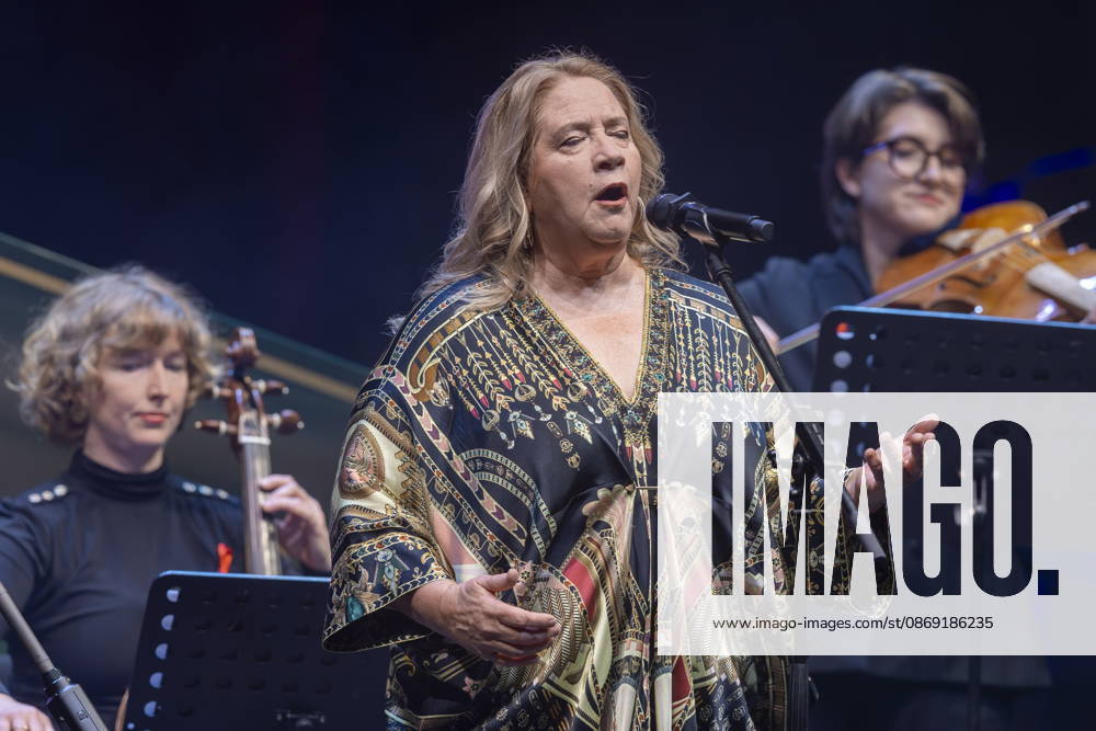 Performance by Kathy Kelly Camerata Musikus with Milko Kersten during the 18th HOPE Gala at the Schauspielhaus Dresden. The HOPE Gala Dresden is a benefit event that supports the HOPE Cape Town children’s project in South Africa in its commitment to the health, development, and education of children and young adults in the townships around Cape Town.