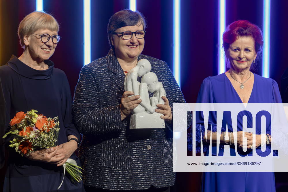 Dr. Maria Decker Mitte accepts the HOPE Award on behalf of SOLWODI—Sister Lea Ackermann, SOLidarity with WOmen in DIstress (Solidarity with Women in Distress)—during the 18th HOPE G