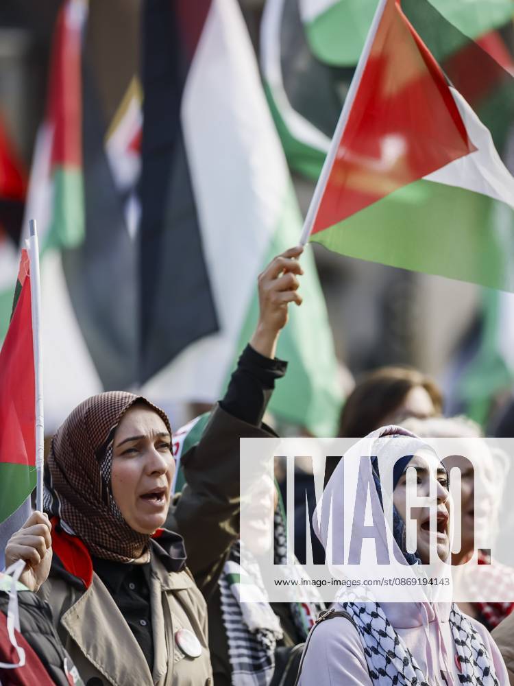 AMSTERDAM - Demonstrators during a national protest on Dam Square marking the conclusion of the nationwide week of action for sanctions against Israel. According to various activist groups, despite the ceasefire , the genocide against the Palestinian people continues unabated. KOEN VAN WEEL ANP netherlands out - belgium out