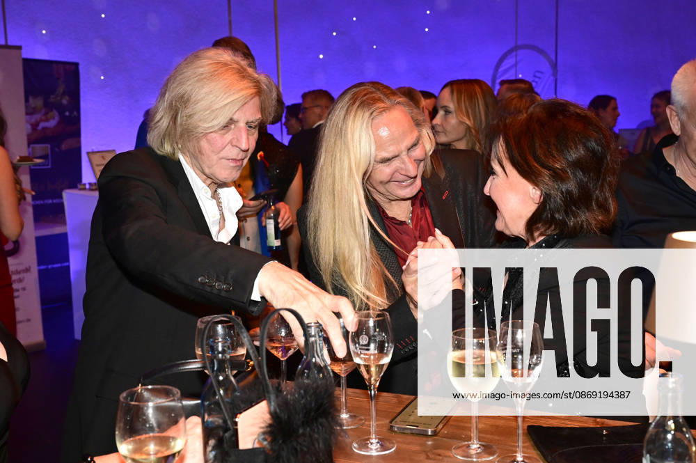 Ritchie Barton, Uwe Hassbecker, and Ute Freudenberg at the 18 Hope Gala 2026 at the Schauspielhaus Dresden, October 10, 2026 Foto:xM.xWehnertx xFuturexImagex hope_6278