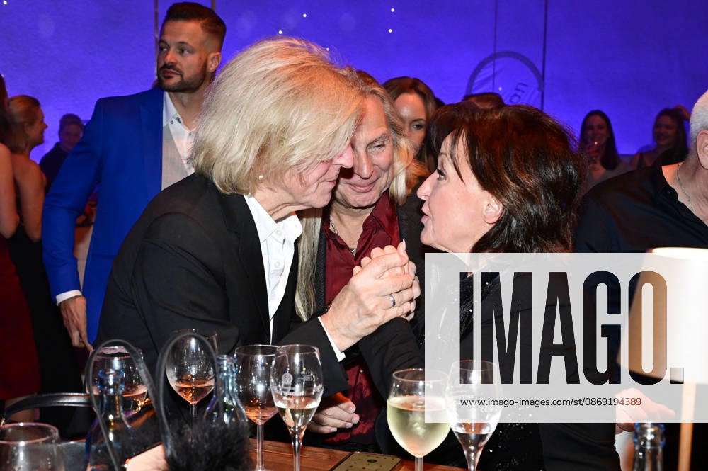 Ritchie Barton, Uwe Hassbecker, and Ute Freudenberg at the 18 Hope Gala 2026 at the Schauspielhaus Dresden, October 10, 2026 Foto:xM.xWehnertx xFuturexImagex hope_6280