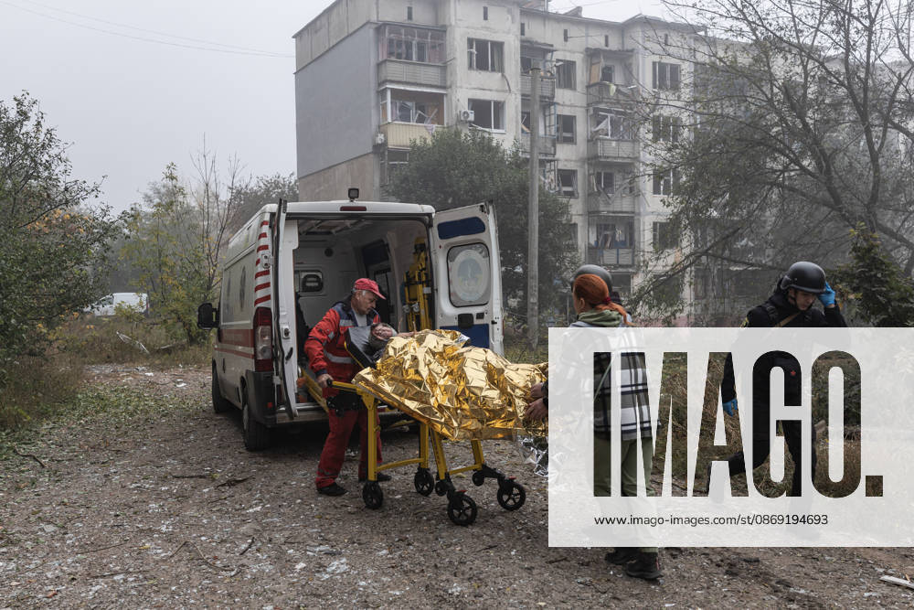 Russian air strike hits residential building in Sloviansk SLOVIANSK, UKRAINE - OCTOBER 11: Doctors and police evacuate an injured woman following a Russian air strike on a residential building in Sloviansk, Ukraine, on October 11, 2026. Diego Herrera Carcedo Anadolu Sloviansk Ukraine. Editorial use only. Please get in touch for any other usage.