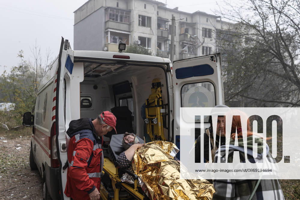 Russian air strike hits residential building in Sloviansk SLOVIANSK, UKRAINE - OCTOBER 11: Doctors and police evacuate an injured woman following a Russian air strike on a residential building in Sloviansk, Ukraine, on October 11, 2026. Diego Herrera Carcedo Anadolu Sloviansk Ukraine. Editorial use only. Please get in touch for any other usage.