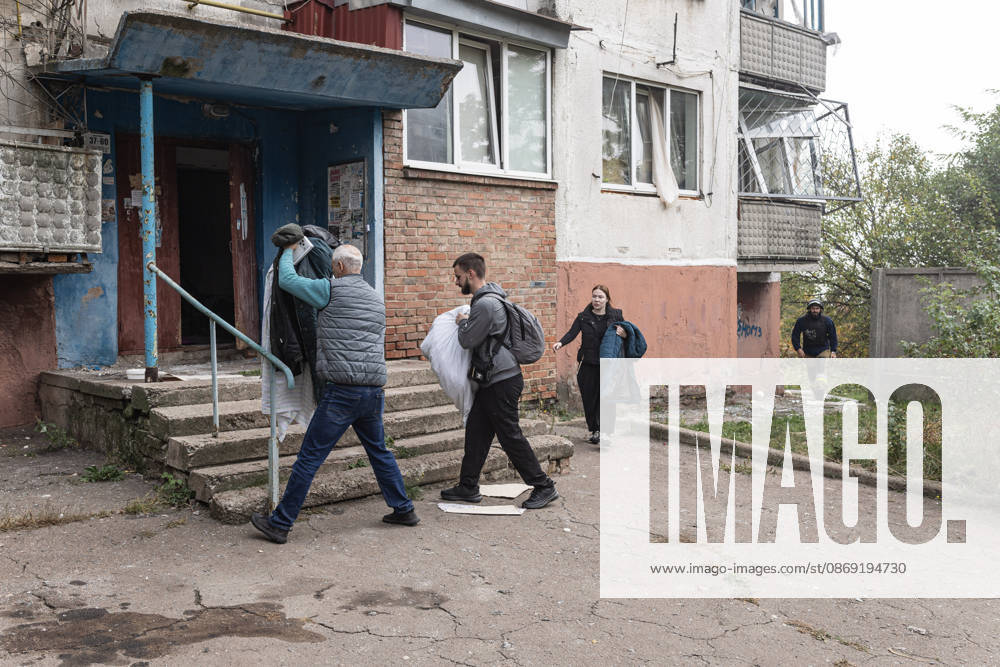 Russian air strike hits residential building in Sloviansk SLOVIANSK, UKRAINE - OCTOBER 11: Civilians carry their belongings following a Russian aerial bombing of a residential building in Sloviansk, Ukraine, on October 11, 2026. Diego Herrera Carcedo Anadolu Sloviansk Ukraine. Editorial use only. Please get in touch for any other usage.