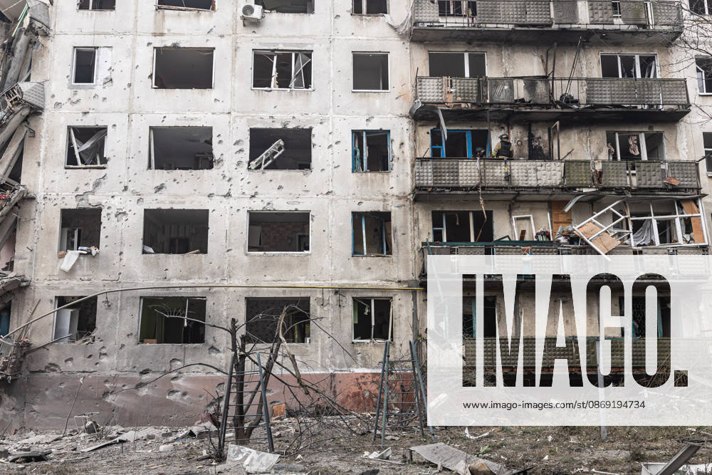 Russian air strike hits residential building in Sloviansk SLOVIANSK, UKRAINE - OCTOBER 11: A view of the damaged building following a Russian aerial bombing of a residential block in Sloviansk, Ukraine, on October 11, 2026. Diego Herrera Carcedo Anadolu Sloviansk Ukraine. Editorial use only. Please get in touch for any other usage.