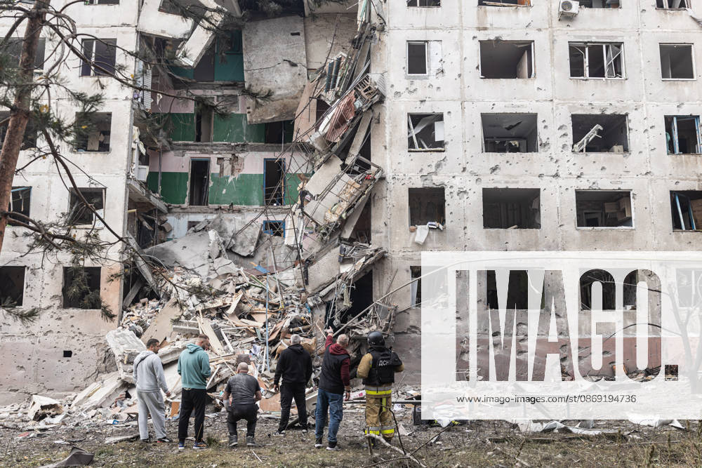 Russian air strike hits residential building in Sloviansk SLOVIANSK, UKRAINE - OCTOBER 11: Civilians stand next to a damaged building following a Russian aerial bombing of a residential block in Sloviansk, Ukraine, on October 11, 2026. Diego Herrera Carcedo Anadolu Sloviansk Ukraine. Editorial use only. Please get in touch for any other usage.